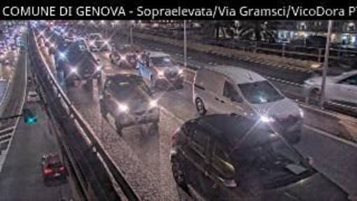 Sopraelevata, scontro tra furgone e scooter: ferito un 33enne