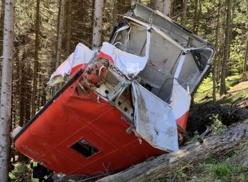Dramma sul Mottarone: precipita funivia, tredici morti. Gravi due bambini