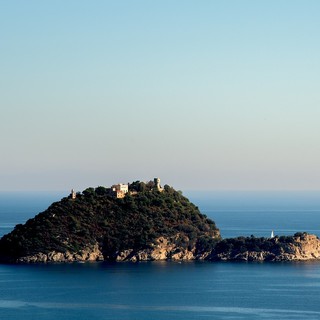 Leggenda e segreti dell’isola Gallinara sul mare di Albenga