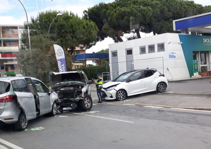 Multedo, maxi incidente in via Ronchi, tre feriti: un anziano in codice rosso al Galliera