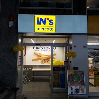 Non paga la spesa all'IN's e spinge le commesse, 43enne fermato grazie ai clienti del supermercato