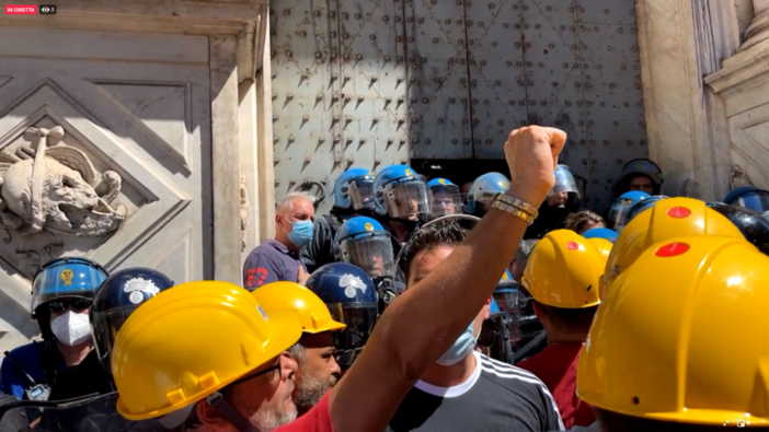 Lavoratori ex-Ilva davanti alla Prefettura: tensione con le forze dell'ordine (VIDEO)