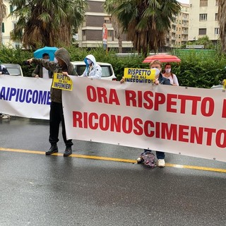 Gli infermieri italiani scendono in strada contro il nemico più forte e invisibile: l'indifferenza