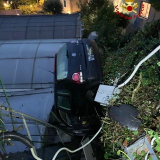 Perde il controllo dell'auto e finisce contro una cabina elettrica, due persone salvate dai vigili del fuoco a Natale