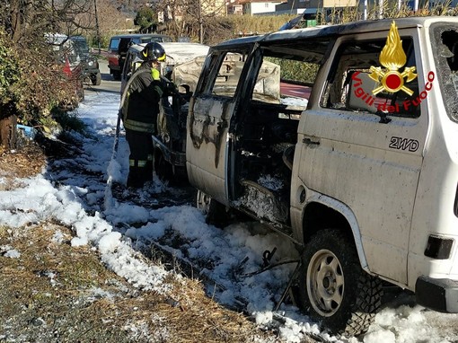 Casarza Ligure, a fuoco due furgoni, uno alimentato a Gpl, difficile intervento dei vigili del fuoco