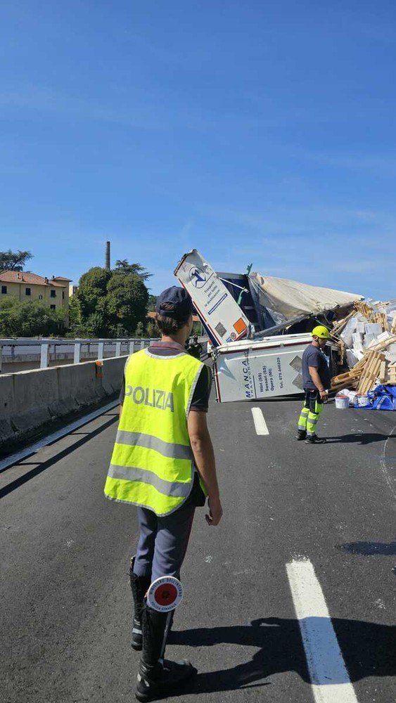 A7, tir si ribalta tra Vignole e Serravalle: traffico in tilt. Possibile sversamento nello Scrivia A7, tir si ribalta tra Vignole e Serravalle: traffico in tilt. Possibile sversamento nello Scrivia