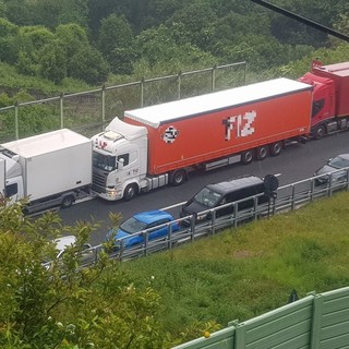 Tamponamento tra tre camion sulla A10: chiusa l'autostrada tra Savona e Albisola in direzione Genova