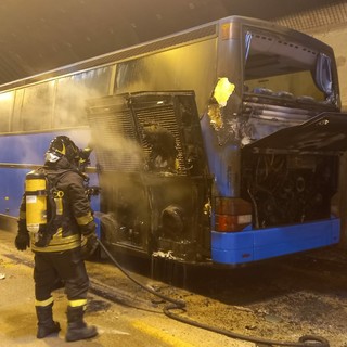 Ronco Scrivia, pullman di tifosi genoani prende fuoco in autostrada, paura sulla A7 (Foto)