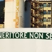 La scritta sui pannelli della recinzione del cantiere Esselunga a Sestri Ponente
