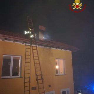 Sant'Eusebio, nella notte a fuoco un tetto: intervento dei vigili del fuoco
