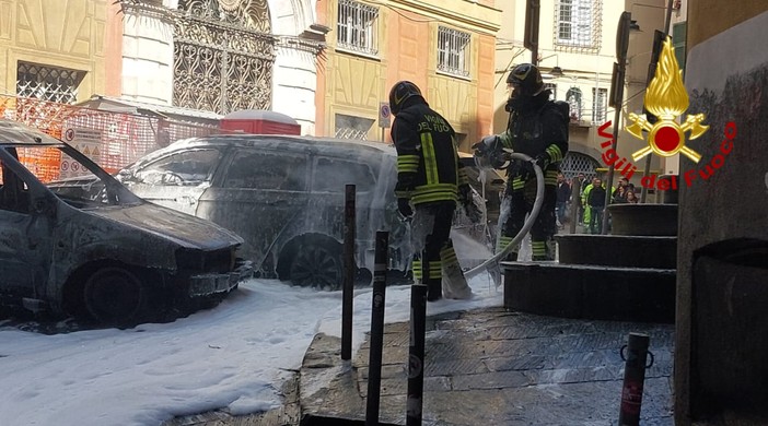 Auto in fiamme in centro storico, fumo nero e paura per i residenti