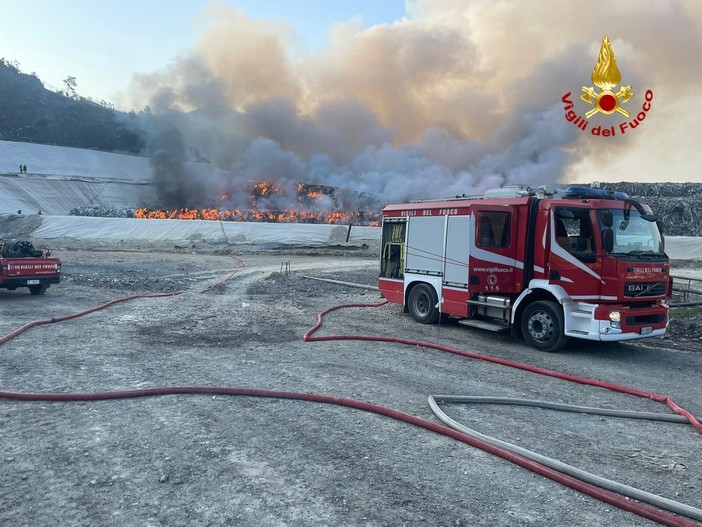 Incendio alla discarica di Scarpino, quasi concluse le operazioni di spegnimento, "nessuna variazione alla qualità dell'aria" Incendio alla discarica di Scarpino, quasi concluse le operazioni di spegnimento, "nessuna variazione alla qualità dell'aria"