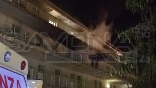 Pietra Ligure, incendio all'ospedale Santa Corona: 3 intossicati e 60 degenti evacuati (FOTO e VIDEO) Pietra Ligure, incendio all'ospedale Santa Corona: 3 intossicati e 60 degenti evacuati (FOTO e VIDEO)