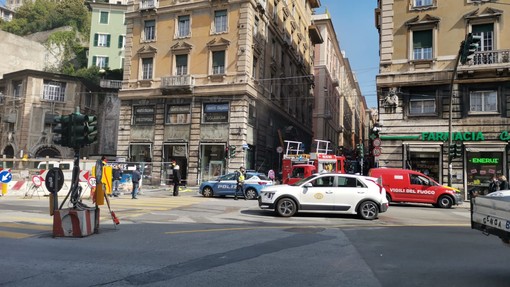 Incendio in un centro estetico in via Caffaro, intervento dei Vigili del fuoco in corso (Video)