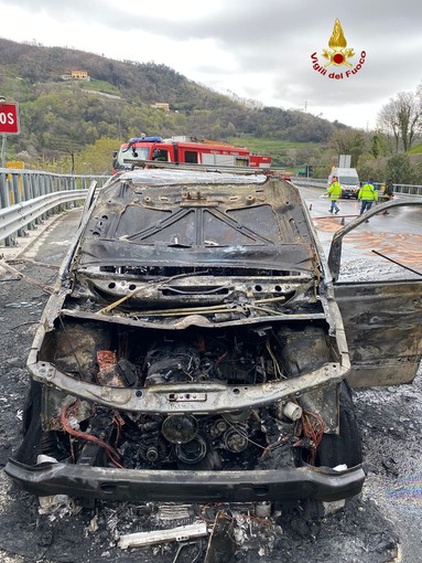 A26, a fuoco un furgone all'altezza di Masone, intervengono i vigili del fuoco