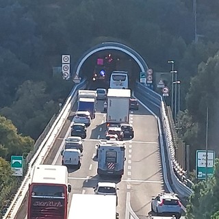 A10, incidente tra più auto in galleria: code chilometriche, mamma e figlio di un mese al San Paolo (FOTO)