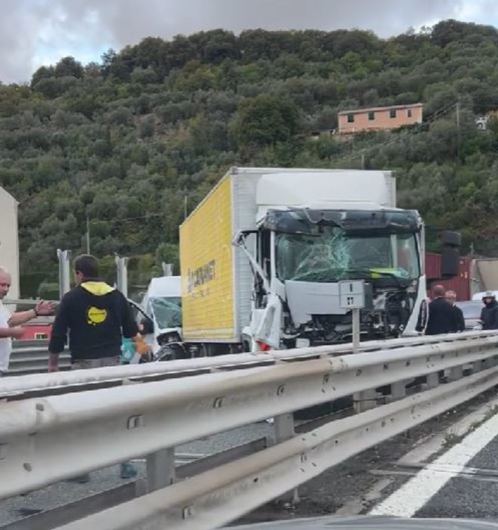 Incidente sulla A12, riaperto il tratto tra Genova est e Genova Nervi: ancora 9 km di coda (Foto e video)