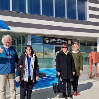 Erzelli, inaugurata una panchina azzurra dedicata ai bambini. Lodi (PD): “Una città amica dei bambini e attenta ai loro diritti è un bel luogo in cui vivere”