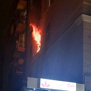 San Fruttuoso, incendio in un appartamento di via Donghi: due intossicati lievi (foto)