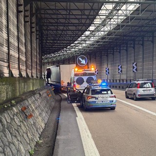 A7, autoarticolato finisce contro il guardrail: autista soccorso in codice rosso