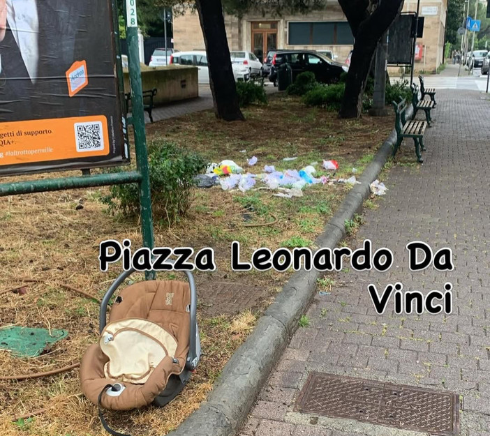 Albaro, piazza Leo: il degrado corre più veloce della pulizia. Palmieri “È normale tutto questo?” Albaro, piazza Leo: il degrado corre più veloce della pulizia. Palmieri “È normale tutto questo?”