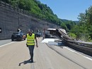 Camion si ribalta e perde il carico sulla A7: ferito il conducente Camion si ribalta e perde il carico sulla A7: ferito il conducente