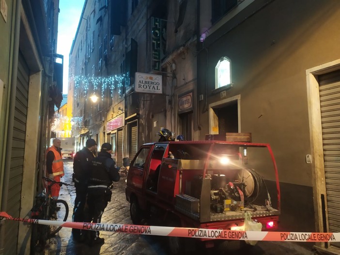 Via Pre', incendio all'hotel Royal, cinque feriti, due in codice rosso (Foto e video) Via Pre', incendio all'hotel Royal, cinque feriti, due in codice rosso (Foto e video)