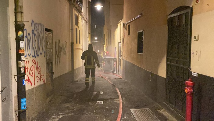 Centro storico, fiamme nell'ecopunto di vico del Dragone (Foto e Video)