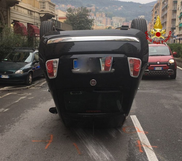 Incidente in via Ferreggiano, intervento dei pompieri per estrarre una persona dall'abitacolo della macchina