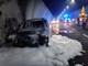 Auto in fiamme sull'A12 nel pomeriggio: circolazione interrotta per 50 minuti