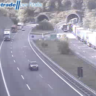 Auto perde la barca sull'autostrada A26, traffico paralizzato tra Ovada e Masone