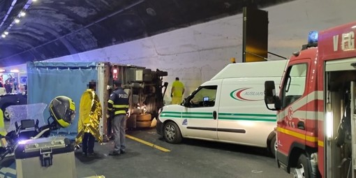 Telonato ribaltato in galleria, incidente sulla A10 tra Albenga e Borghetto: cinque feriti, traffico in tilt Telonato ribaltato in galleria, incidente sulla A10 tra Albenga e Borghetto: cinque feriti, traffico in tilt