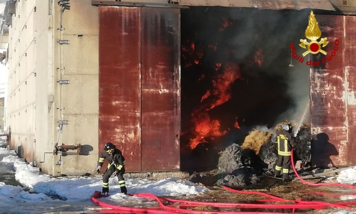 Incendio in corso in un fienile a Propata: trenta vigili del fuoco impegnati sul posto Incendio in corso in un fienile a Propata: trenta vigili del fuoco impegnati sul posto