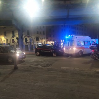 Auto dei carabinieri urta una macchina ferma al semaforo, caos in piazza Cavour (Foto)