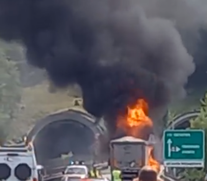 Mezzo pesante in fiamme prima dell'uscita di Carrodano Levanto, in direzione di Genova