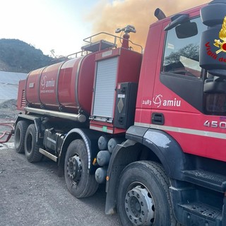Incendio alla discarica di Scarpino, vigili del fuoco in azione con quattro squadre (Foto e Video)