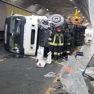 A10, tir si ribalta tra Arenzano e Varazze