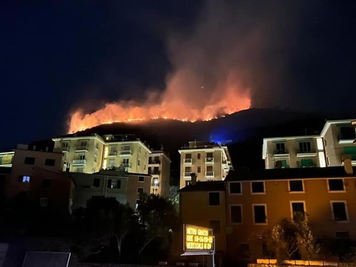 Fiamme sul Monte Moro, vigili del fuoco sul posto dalle 2 della scorsa notte, arrivato anche il Canadair (video)