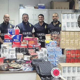 Maxi sequestro nel centro storico, confiscati un milione e mezzo di prodotti da fumo e articoli contraffatti: denunciati i titolari Maxi sequestro nel centro storico, confiscati un milione e mezzo di prodotti da fumo e articoli contraffatti: denunciati i titolari