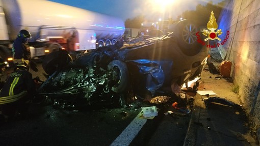 Schianto in A10 all'alba, donna di 50 anni intubata e trasportata in codice rosso al San Martino