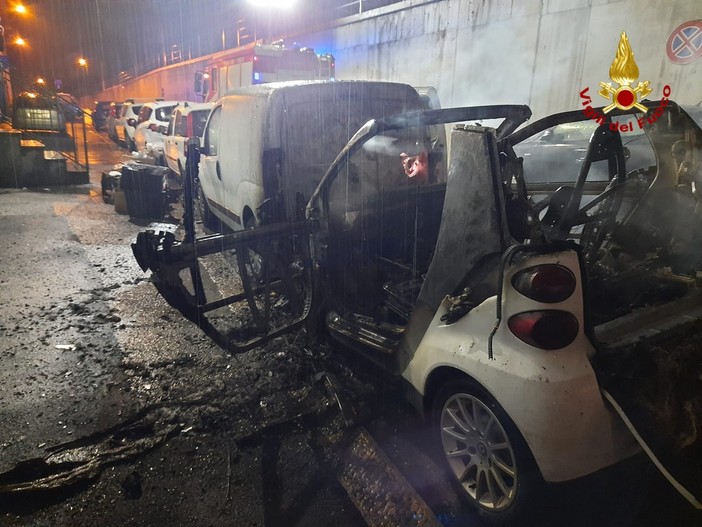 Intervento dei Vigili del fuoco di Bolzaneto: auto in fiamme in via Barchetta