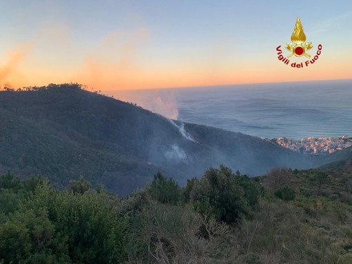 Incendi: Eliregione attivo a Bonassola, Canadair su Monte Moro a Genova