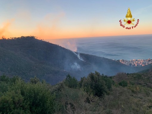 Incendi: Eliregione attivo a Bonassola, Canadair su Monte Moro a Genova Incendi: Eliregione attivo a Bonassola, Canadair su Monte Moro a Genova
