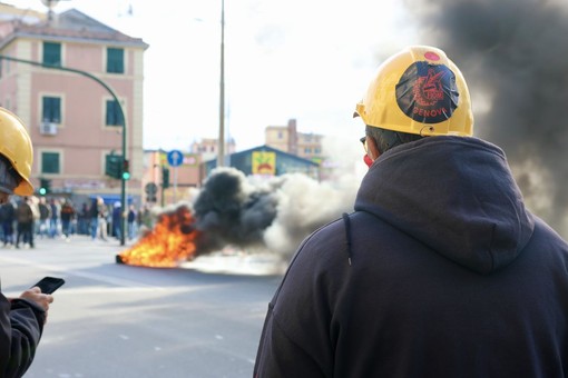 Ex Ilva, ok all’incontro sindacati-governo ma il blocco stradale per ora rimane: “Vogliamo la carta bollata” Ex Ilva, ok all’incontro sindacati-governo ma il blocco stradale per ora rimane: “Vogliamo la carta bollata”