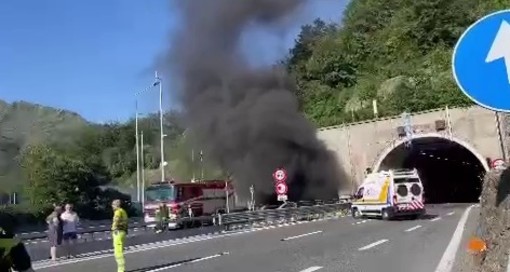 Incendio in A12, Procura sequestra la galleria. Toti: "Auspico accertamenti nel più breve tempo possibile" Incendio in A12, Procura sequestra la galleria. Toti: "Auspico accertamenti nel più breve tempo possibile"