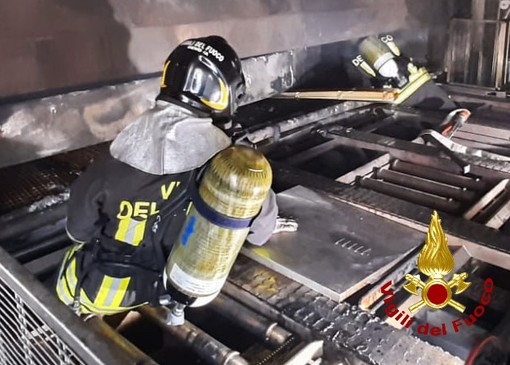 Bolzaneto, incendio in un forno industriale di via Semini: Vigili del Fuoco impegnati nello spegnimento del rogo