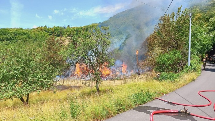 Busalla, a fuoco una cascina, vigili del fuoco impegnati per tutto il pomeriggio Busalla, a fuoco una cascina, vigili del fuoco impegnati per tutto il pomeriggio
