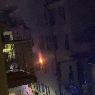 Incendio divampa in un appartamento in via Celasa a Rivarolo: cinque intossicati