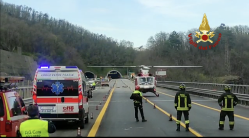 Incidente in A26, i Vigili del fuoco atterrano con l'elicottero in autostrada (Video)