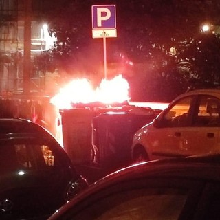 Castelletto, cassonetto in fiamme nella notte in via Marcello Durazzo
